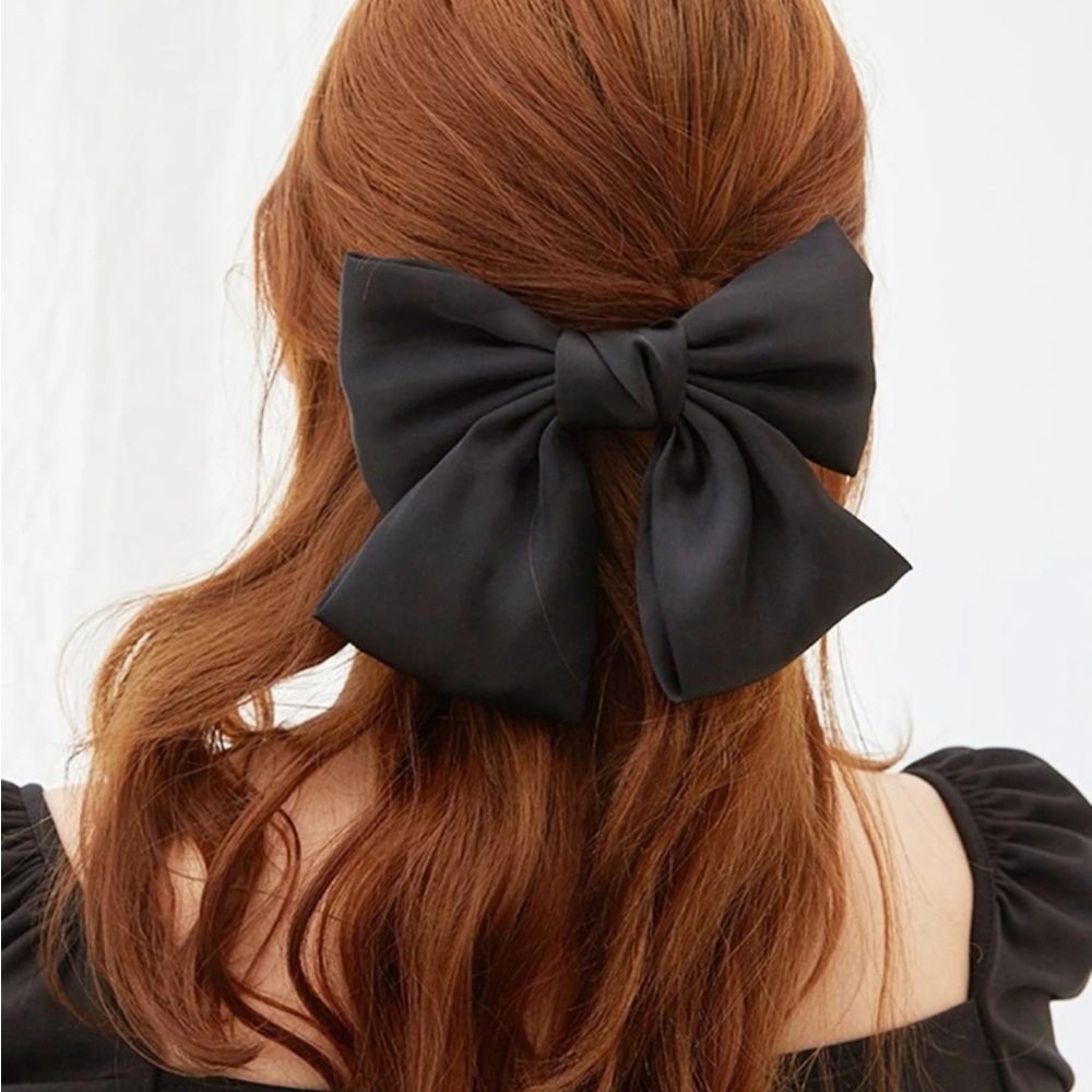 Black hair bow